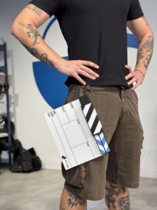Imagen de Soporte de liberación rápida para claquetas - Slingslate FILMSTICKS