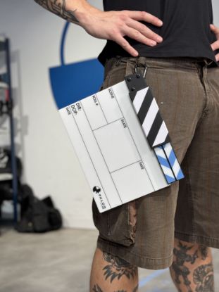 Imagen de Soporte de liberación rápida para claquetas - Slingslate FILMSTICKS