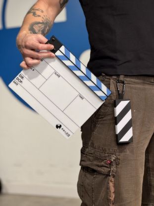 Imagen de Soporte de liberación rápida para claquetas - Slingslate FILMSTICKS